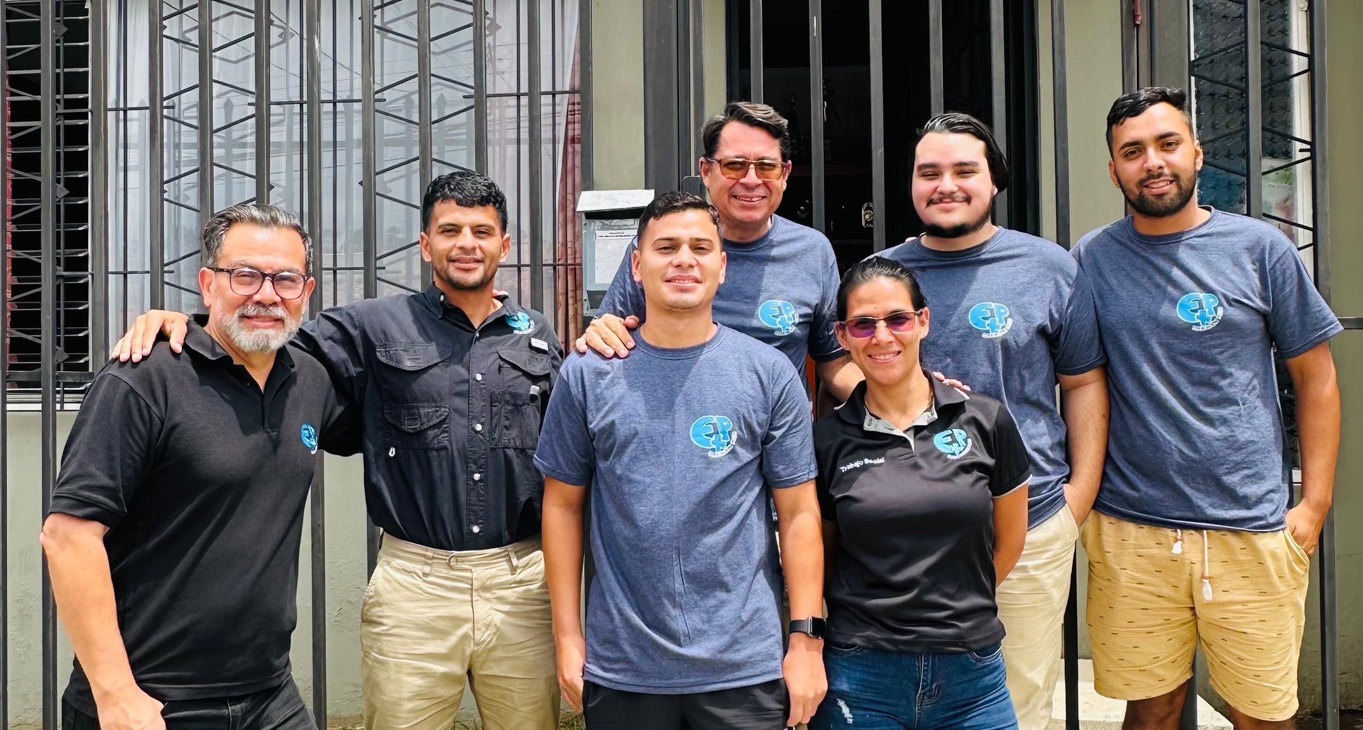 The people that make up the Educación Plus team in a group photo.
